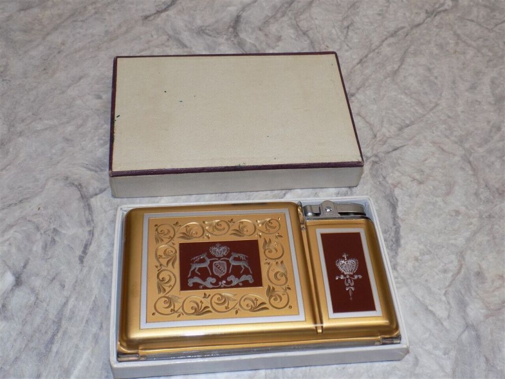 Vintage Pearl Brand Plastic Cigarette Case w/Built In Lighter IN