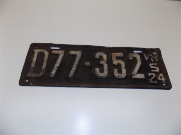 Vintage 1924 Wisconsin License Plate #D77-352 Main Image